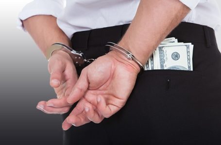 За 600 доларів хабара – чиновник під цілодобовим арештом