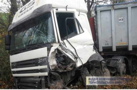 На Тернопільщині легківка врізалася у фуру: водій загинув, його дитина – у важкому стані