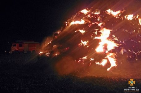 На Тернопільщині згоріла величезна скирта соломи