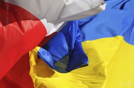 У Польщі пояснили вибір синьо-жовтої уніформи для українців