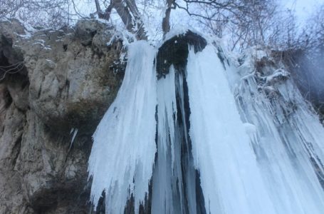 Найбільший в Україні Джуринський водоспад замерз (Фото)