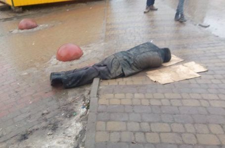 На мокрому тротуарі у Тернополі лежав п’яний чоловік (Фото)