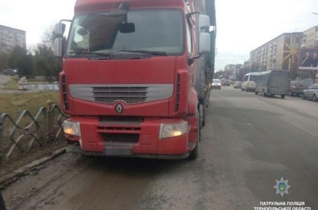 У Тернополі водій вантажівки порвав тролейбусну лінію