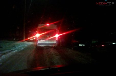 Через нічний снігопад на Тернопільщині у кюветі опинились легківка та «швидка»(Відео)