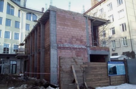 У центрі Тернополя на місці колишнього туалету будують заклад харчування