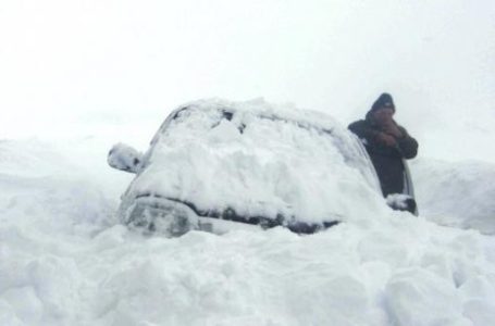 На Кременеччині на польовій дорозі автомобіль застряг у снігу