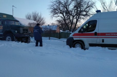 У Тернополі зі снігу витягнули «швидку»