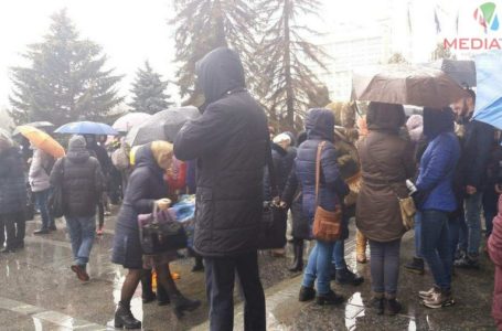 Під дощем біля Тернопільської ОДА близько півсотні протестувальників (Фото)