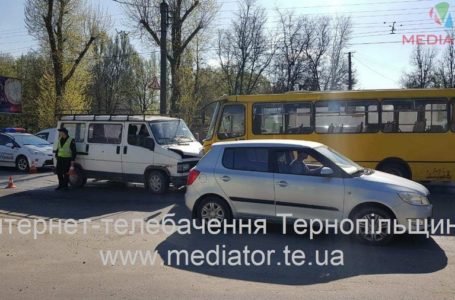 У Тернополі потрійна ДТП за участю маршрутного таксі (Фото)