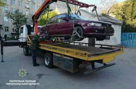 У Тернополі евакуювали автомобіль, припаркований з порушенням