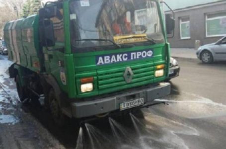 Дороги Тернополя очищають поливально-миючі машини