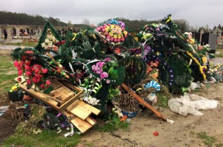 Тернополян закликають не нести штучні квіти на кладовища