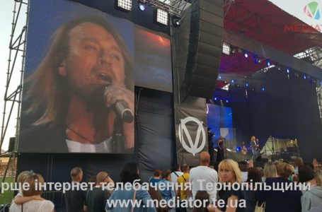 Мама сказала жодного концерту не відміняти, – Олег Винник під час виступу у Тернополі