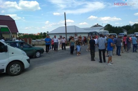 Жителі Малого Ходачкова перекрили дорогу ( Фото)