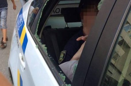 У Тернополі затриманий чоловік головою розбив вікно в автівці патрульних