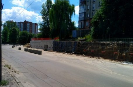 Ремонт підпірної стіни на Миру у Тернополі триватиме ще декілька тижнів