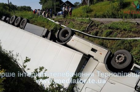На трасі Львів-Тернопіль вантажівка з цукерками злетіла в кювет