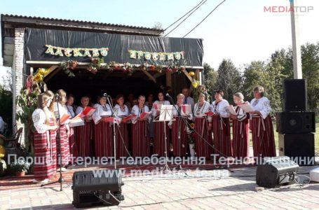На перше святкування Дня села в Ангелівку на Тернопільщині з’їхались сотні людей (Фото)