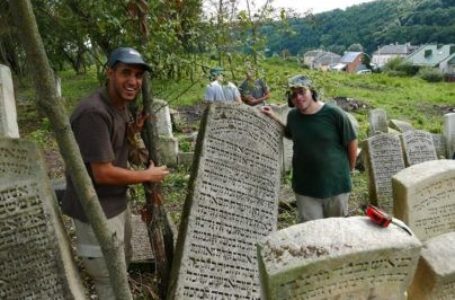 На Тернопільщині віднайшли поховання мами знаного письменника (Фото)