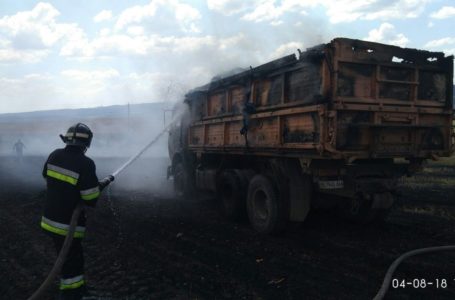 На Борщівщині в полі загорівся КамАЗ з тюками соломи (Фото)