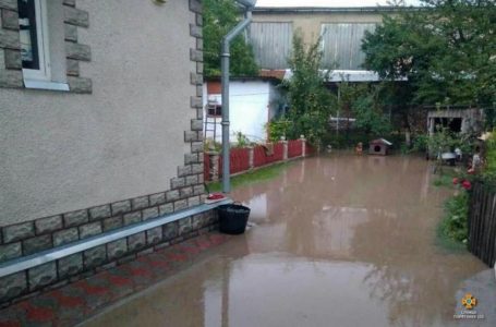 На Тернопільщині через негоду з будинків викачували воду