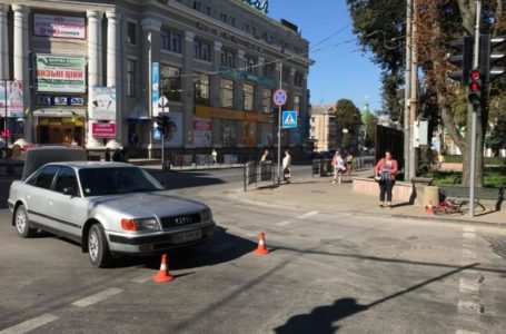 У центрі Тернополя збили велосипедиста, його забрала швидка (Фото)