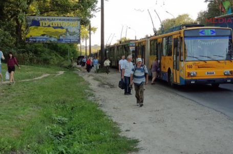 Через незначне ДТП більше 10 тролейбусів – в заторі (Фото)