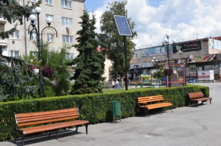 На Тернопільщині встановили дві «розумні лавки» майже за сто тисяч гривень