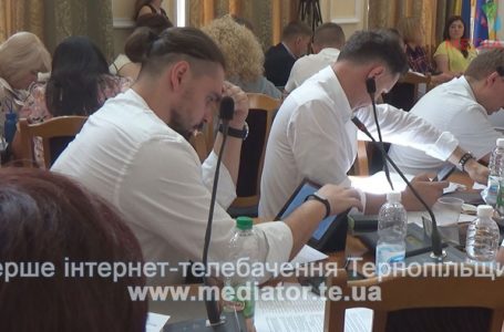 Планшетам депутати Тернопільської міськради раді, але користуються власними (Відео)
