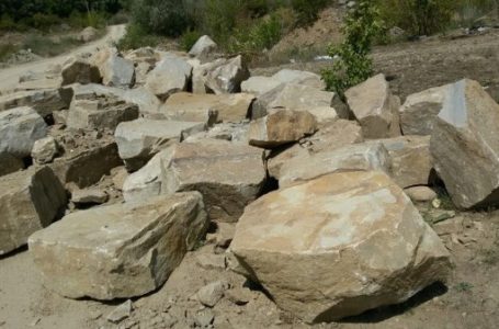 На Тернопільщині чоловік незаконно видобував камінь-пісковик