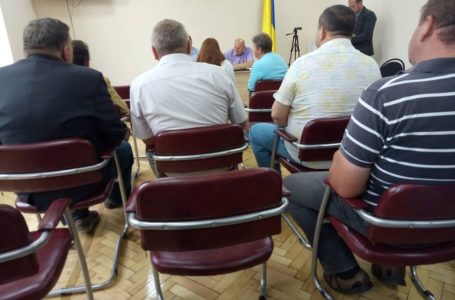 У Почаєві депутатам пропонують помінятися зі школярами кріслами