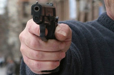 У Тернополі чоловік пістолетом погрожував водіям