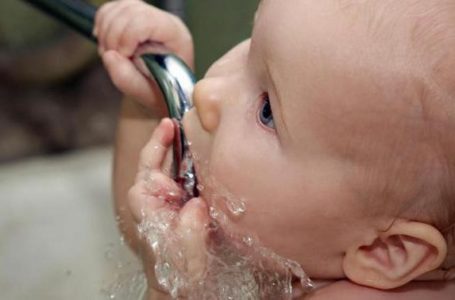 Скільки води треба пити дорослим і дітям