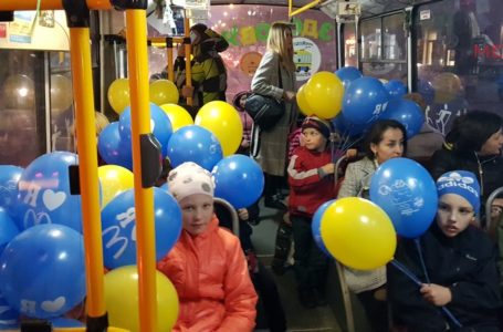 Діти з повітряними кульками заполонили тернопільський тролейбус