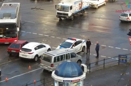 На перехресті Степана Бандери на автомобіль впала лінія електропередач (Фото)