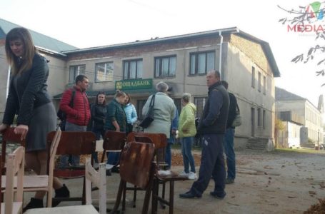 У Почаєві батьки несуть поламані шкільні крісла депутатам (НАЖИВО)