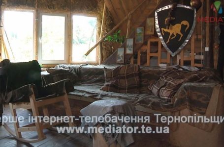 На Тернопільщині чоловік вісім років живе у круглій хаті з дерева і соломи (Відео)