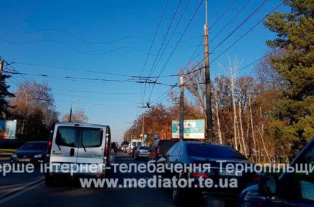 У Тернополі заборонили розміщувати рекламу на міських електроопорах