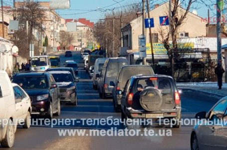 У Тернополі на Збаразькій автівки в заторі через прорив труби (Фото)