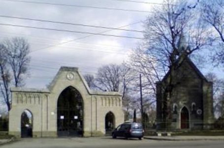 У Тернополі невідомі зірвали державні стяги з могил учасників АТО