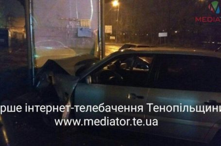 ДТП на Бродівській: після зіткнення з авто легківка в’їхала у зупинку