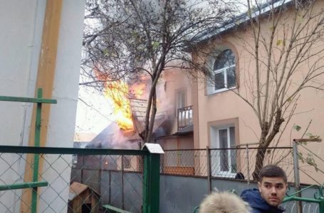 У центрі Тернополя горить будинок (Фото)