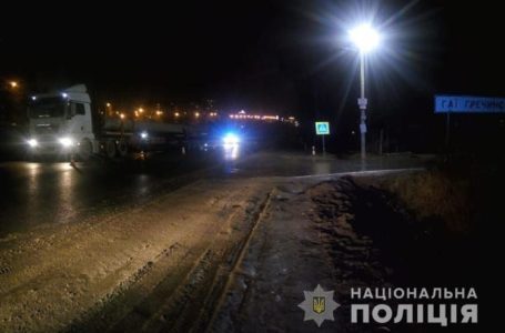 Поблизу Тернополя вантажівки збили двох пішоходів. Пенсіонерів госпіталізували