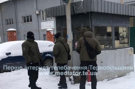 Люди в масках “захопили” тернопільське підприємство (Фото)