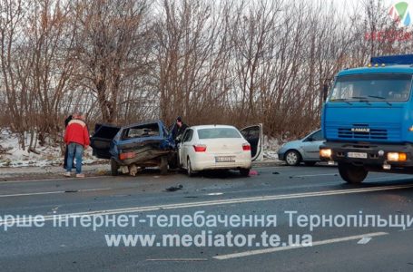 Поблизу Смиківців ДТП: пошкоджено поліцейське авто  (Фото)