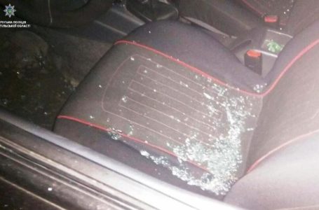У Тернополі п’яний чоловік розбив скло в чужому автомобілі