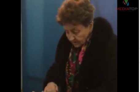 У Білій голова виборчої дільниці винесла печатку (Відео)