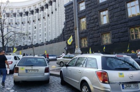Українці голосують проти нарахування акцизу при розмитненні авто по закону №8487