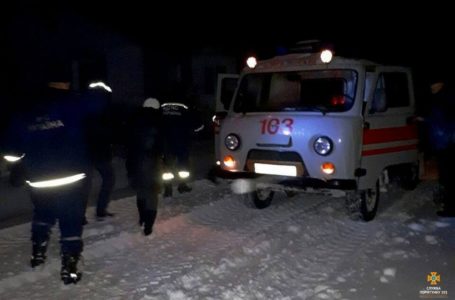 На Тернопільщині у снігових заметах застрягли швидка та рейсові автобуси