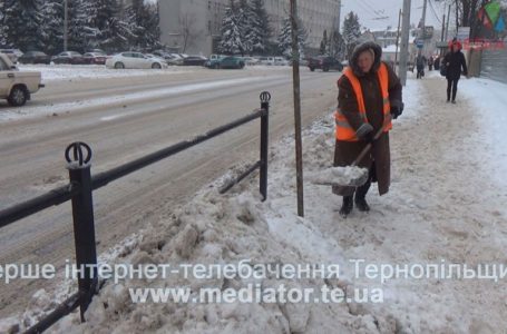 Тернополяни нарікають на нерозчищені тротуари (Відео)